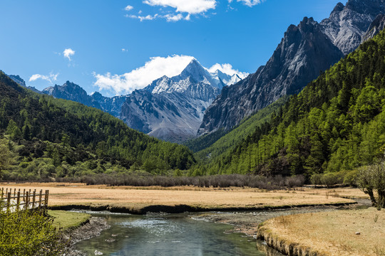 稻城高原雪山自然风光摄影图