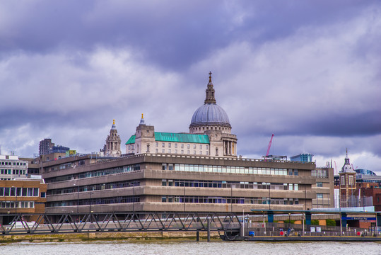 伦敦泰晤士河畔建筑