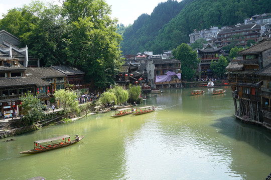 凤凰古城沱江游船和建筑