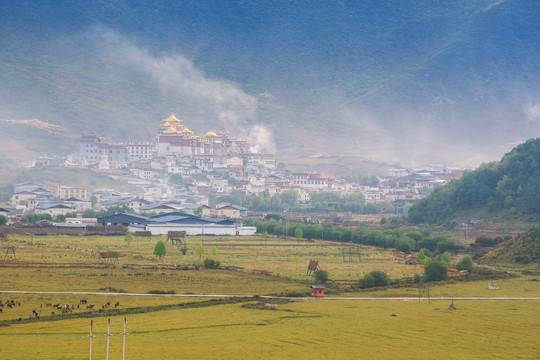 中国云南省松赞林寺旅游风光