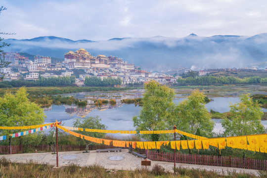 中国云南省松赞林寺旅游风光