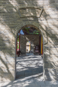 寺庙砖墙拱门