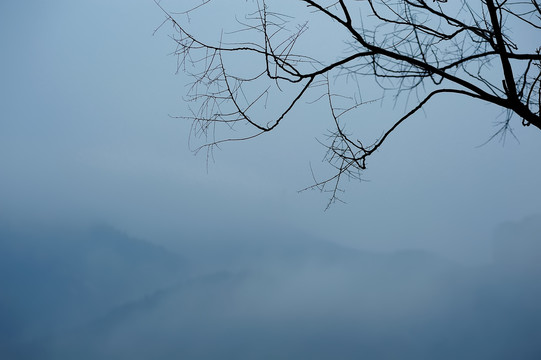 远山烟雾