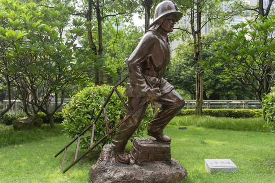 公园消防战士雕像