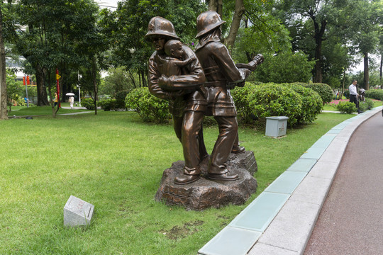 公园消防员铜像