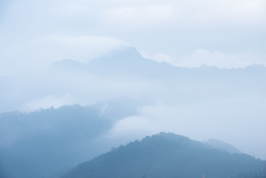 云雾缭绕的群山