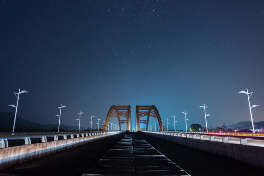 星空下的公路大桥