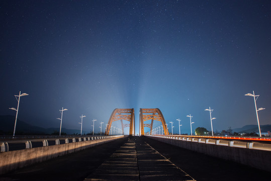 星空下的公路大桥