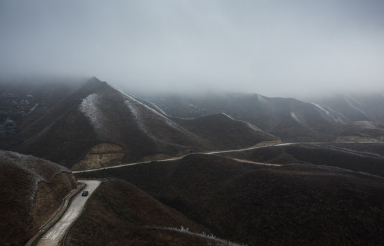 大雾弥漫中的山间公路