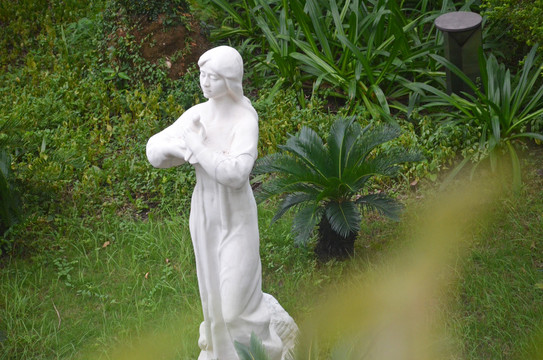 汉白玉少女雕像