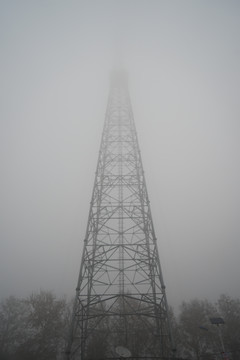雾霾下的铁塔