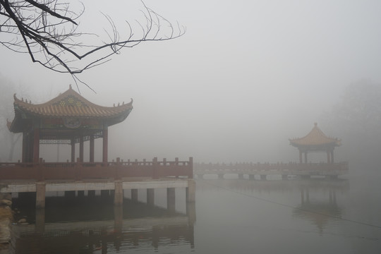 雾霾下的湖面建筑