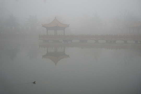 雾霾下的湖面建筑