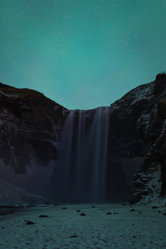冬季冰岛斯科加瀑布夜晚极光风景