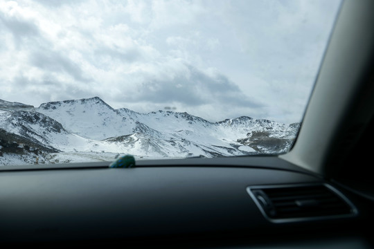 车窗外的雪山