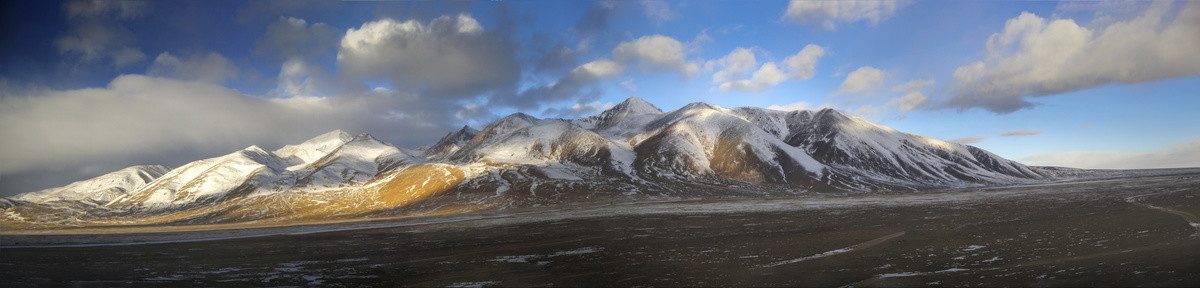 青藏高原雪山全景图