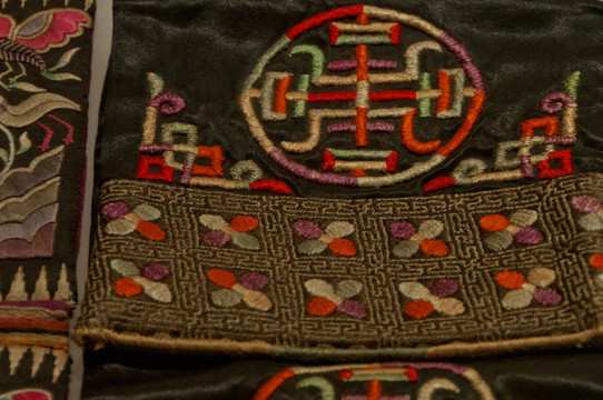 传统民族服饰织绣图案