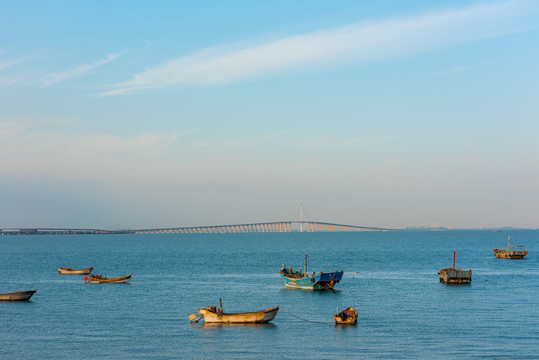 海上的渔船和跨海大桥