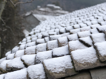 瓦片房上的雪