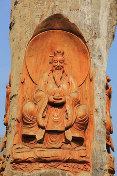 树干雕道士像