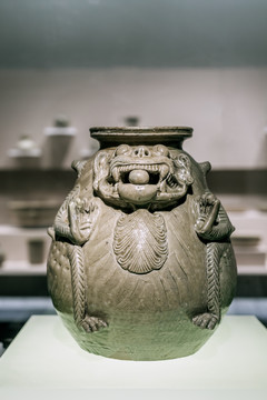 南京博物院馆藏西晋青釉瓷神兽尊