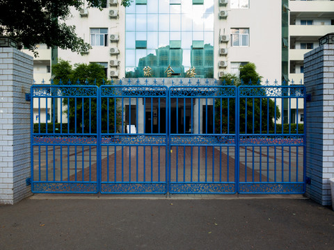 重庆巫山初级中学综合楼大门