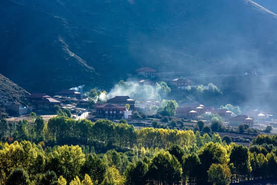 中国川西山区的草原牧场自然风光