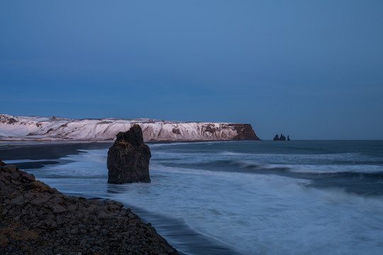 冰岛黑沙滩教堂海滩黄昏风景