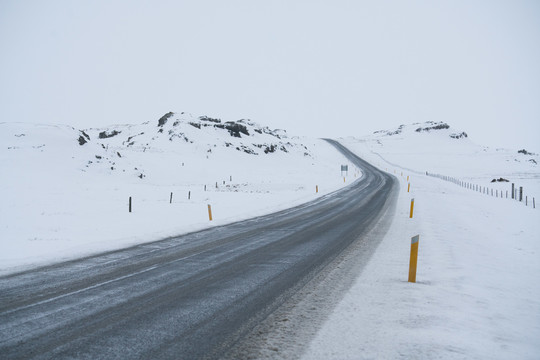 冬季雪地里的高速公路和雪山