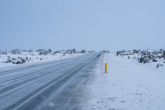 冬季雪地里的高速公路和雪山
