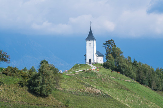 坐落于高山上的白色小教堂