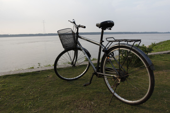 江边的自行车