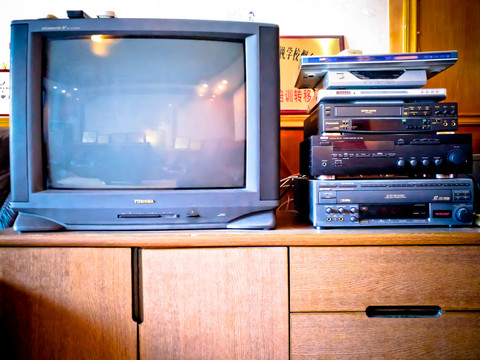 老式电视和录放机