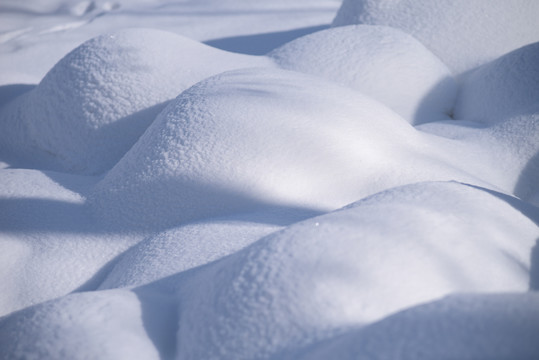 光影线条唯美的雪垛