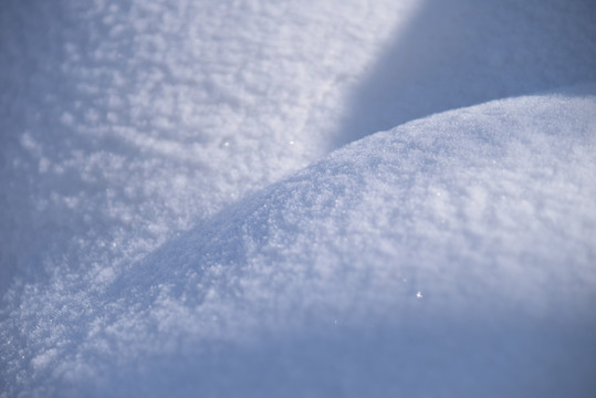 光影线条唯美的雪垛特写