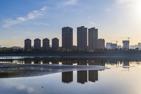 湖边高层住宅建筑倒影