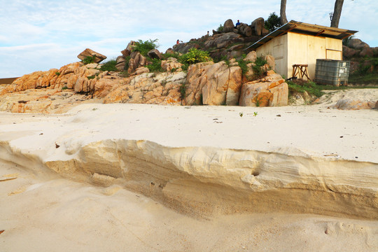 海边的沙滩和岩石