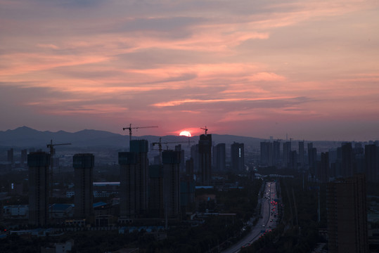 夕阳下的城市建设