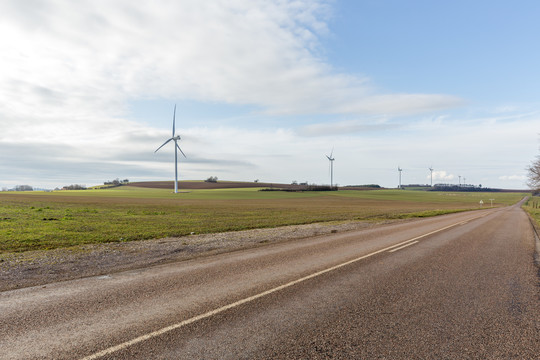 乡村草原上的风车风力发电机