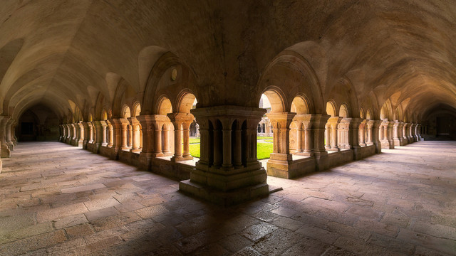 法国中世纪丰特莱修道院石柱走廊