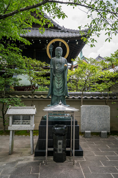 日本街头传统佛教佛像雕刻