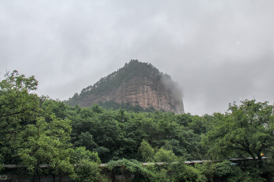 中国甘肃天水麦积烟雨的麦积山