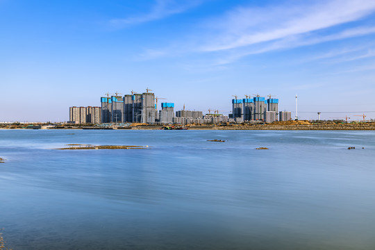 河岸高层建筑工地