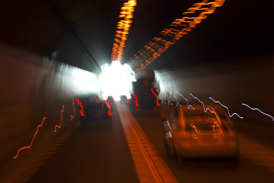 公路隧道内光影