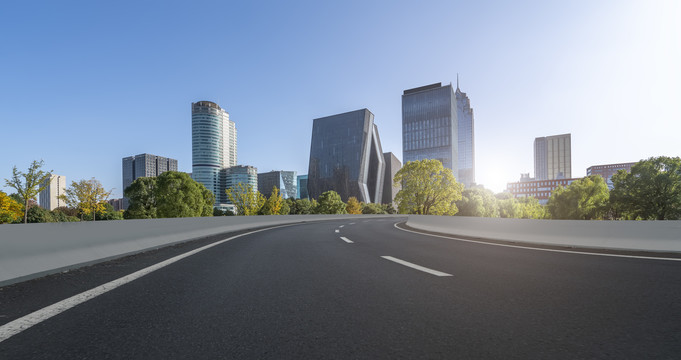 公路弯道和现代建筑背景