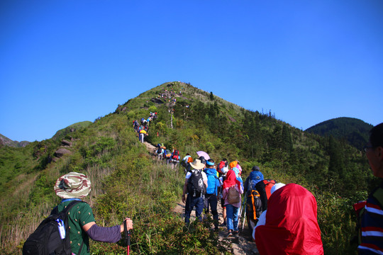 爬山背影
