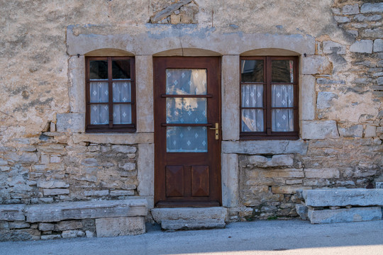 欧式古代砖墙背景和木质门窗