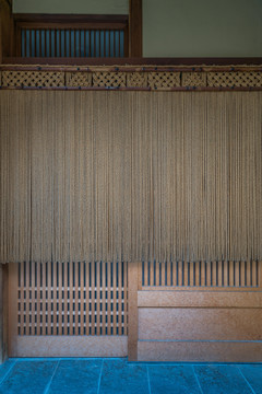 日本家庭房屋建筑入口木门和竹帘