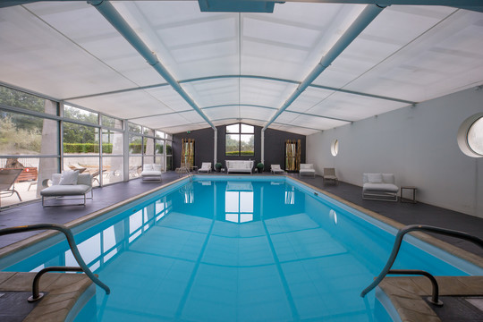 现代化酒店室内游泳池