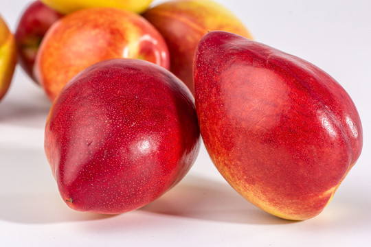 新鲜水果油桃在白色背景上